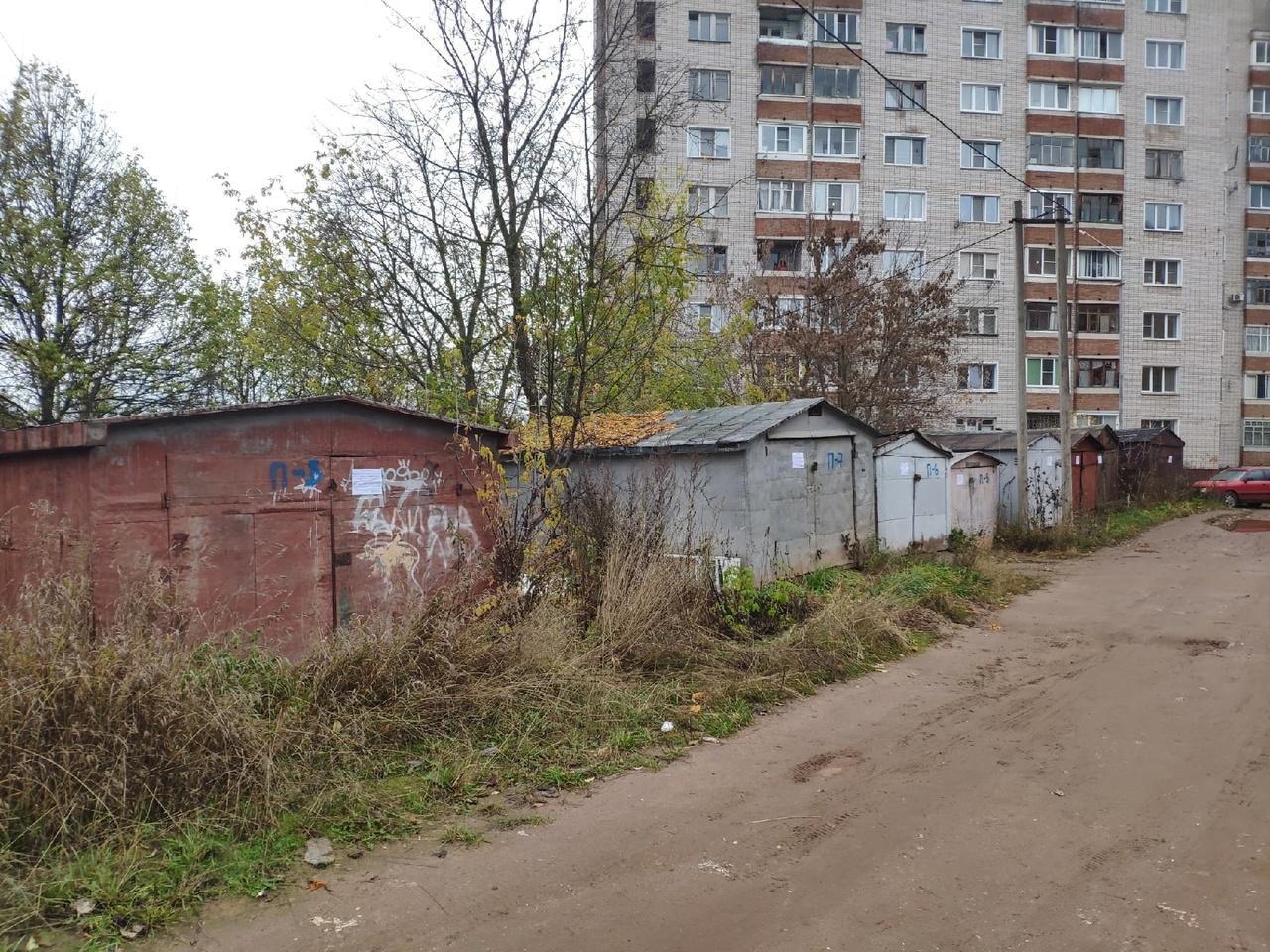 Собственников самовольно установленных гаражей просят освободить территорию.
