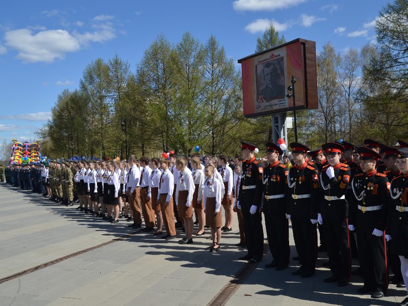 Утро Дня Победы открыл парад.
