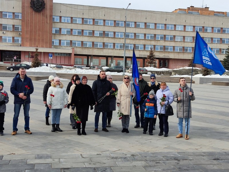 В сквере &quot;Река времени&quot; открыт мемориал памяти жертв, погибших 22 марта в Москве в &quot;Крокус сити&quot;.