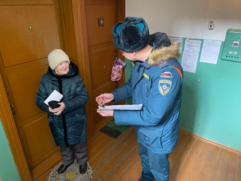 Обход по многоквартирным домам с низкой устойчивостью к пожарам с целью проведения разъяснительной работы с населением.