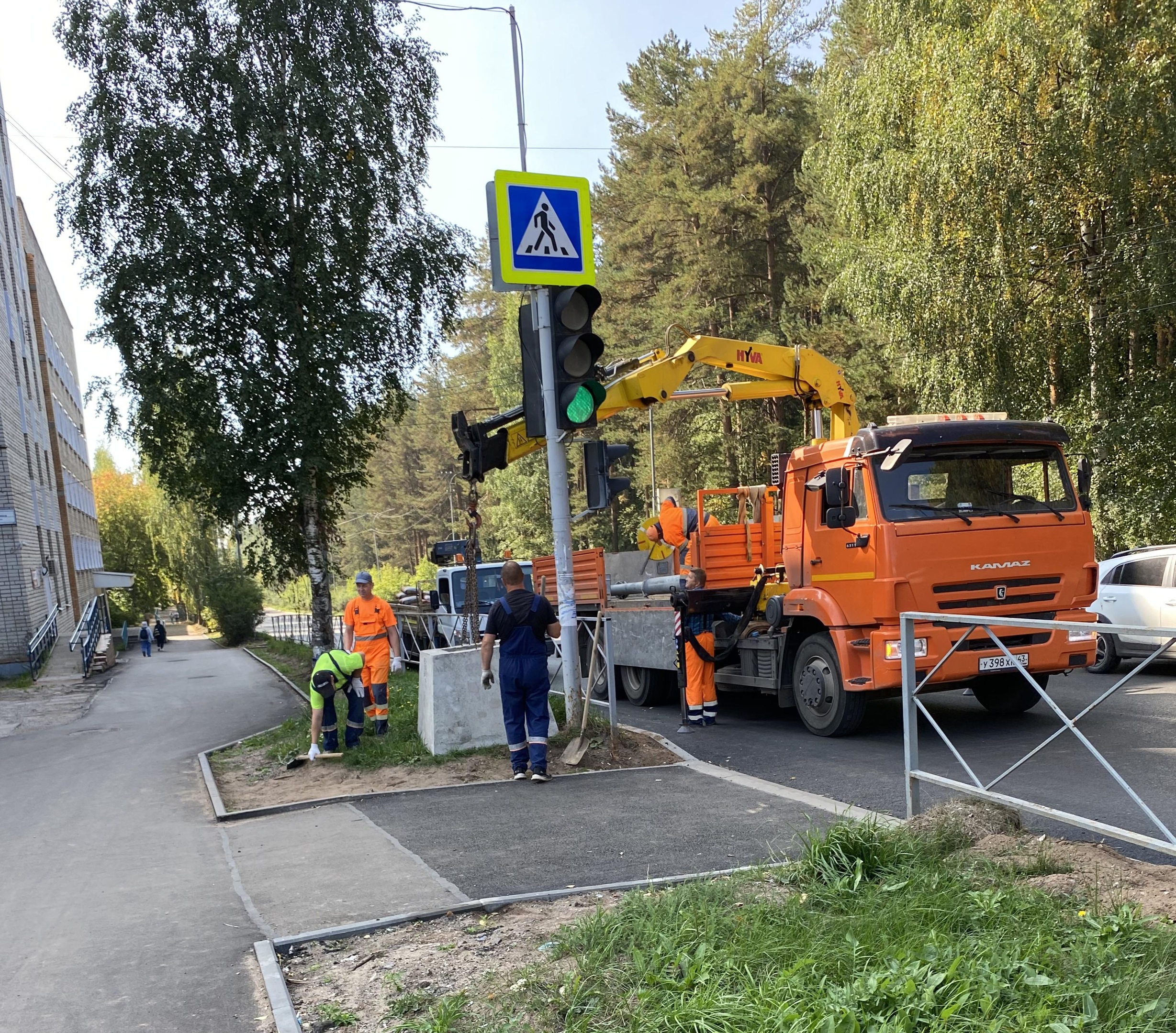 На перекрестке ул. Ленина и ул. Сосновая устанавливается новый светофорный объект с дополнительной секцией, регулирующей поворот налево при движении со стороны рынка.