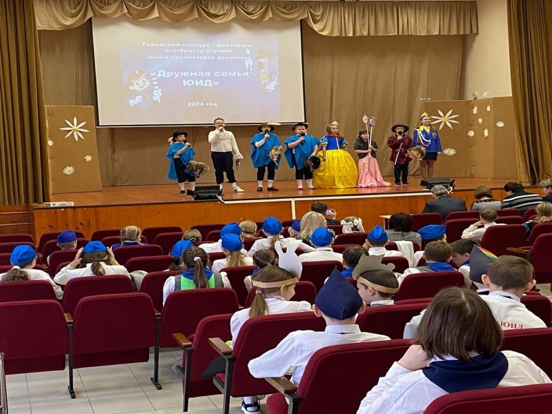 Кирово-Чепецкие школьники приняли участие в конкурсе-фестивале агитбригад отрядов юных инспекторов движения.