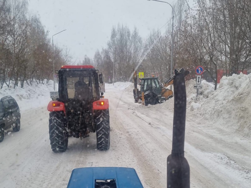 Уборка города продолжается, несмотря на сложную ситуацию.