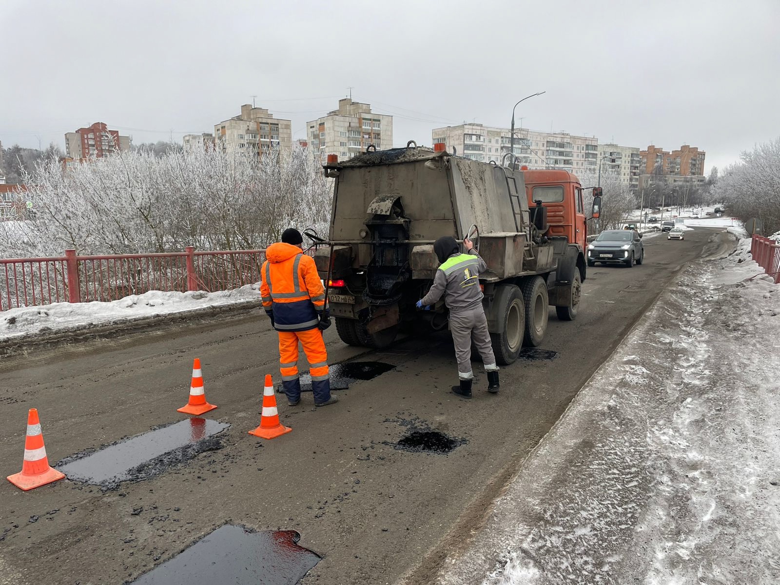 Внимание! На улице 60 лет Октября начались работы по ямочному ремонту путепровода!.