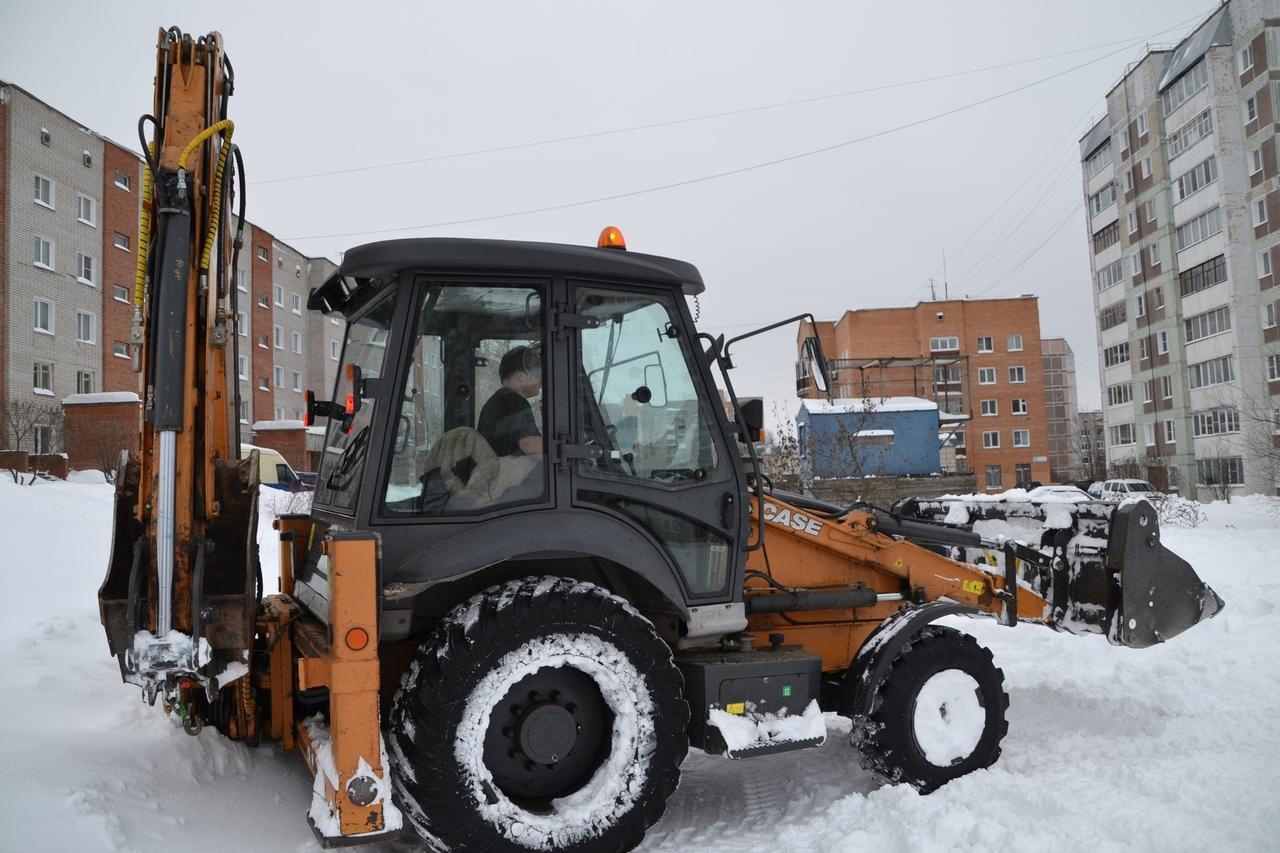 Продолжается уборка города от снега.