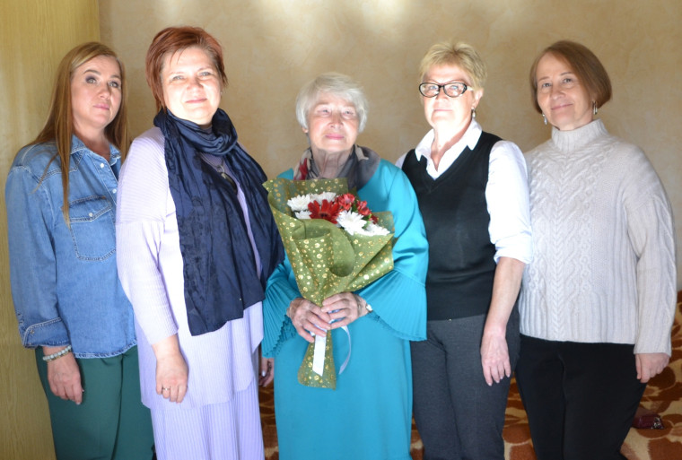 80-летний юбилей отмечает Почетный гражданин города Кирово-Чепецка Нина Николаевна Глызина. 80-летний юбилей отмечает Почетный гражданин города Кирово-Чепецка Нина Николаевна Глызина.
