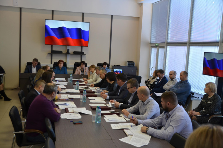 На заседании городской Думы депутаты обсудили реализацию национальных проектов. На заседании городской Думы депутаты обсудили реализацию национальных проектов.