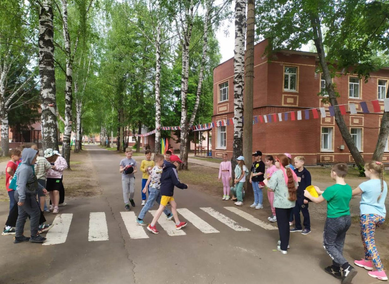 В загородных лагерях Кирово-Чепецкого района проходят дни воспитанного пешехода.