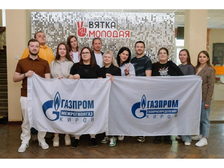 молодежь за интеллектуальной игры.