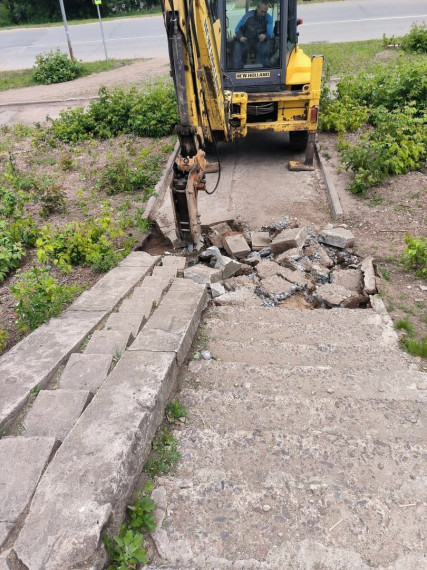 Начались работы по ремонту тротуара и лестницы по ул. Сосновой.